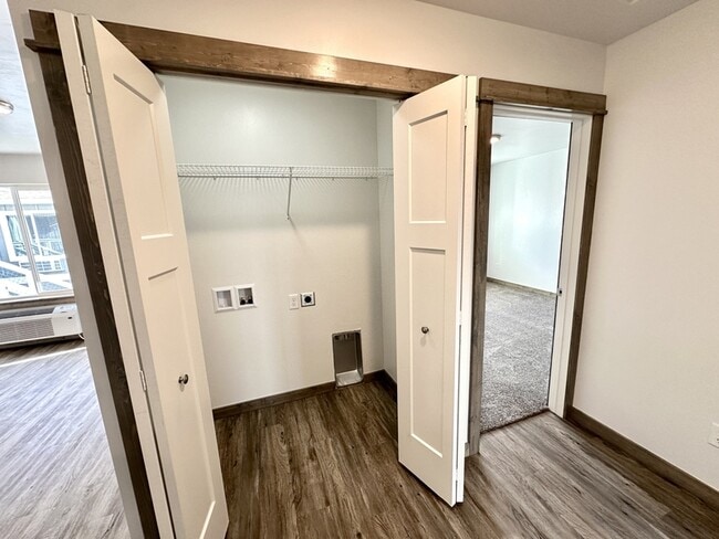 Building Photo - 3187 Queen Anns St