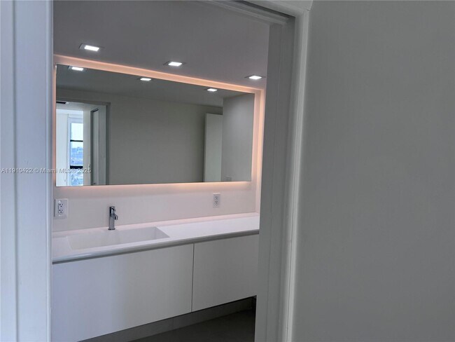 Building Photo - 3625 N Country Club Dr