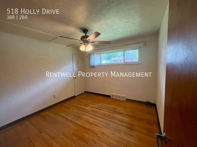 Building Photo - 518 Holly Dr