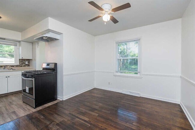 Building Photo - Spacious 4-Bed, 2-Bath Home for Comfortabl...
