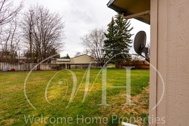 Building Photo - Spacious 2 bedroom duplex with attached garage