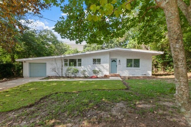 Building Photo - 3 bedroom 2 bath house 1-car garage walk to TMH!! Available in MAY!