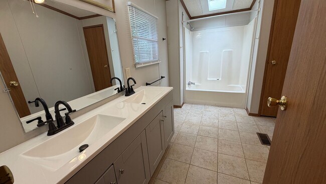 Building Photo - 121 Rainwood Dr
