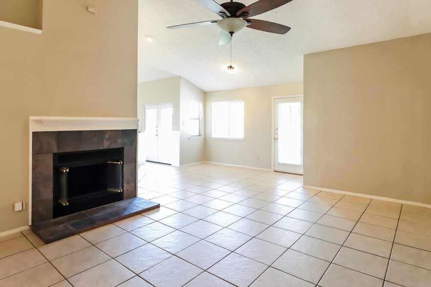 Building Photo - 2605 Mountainview Dr