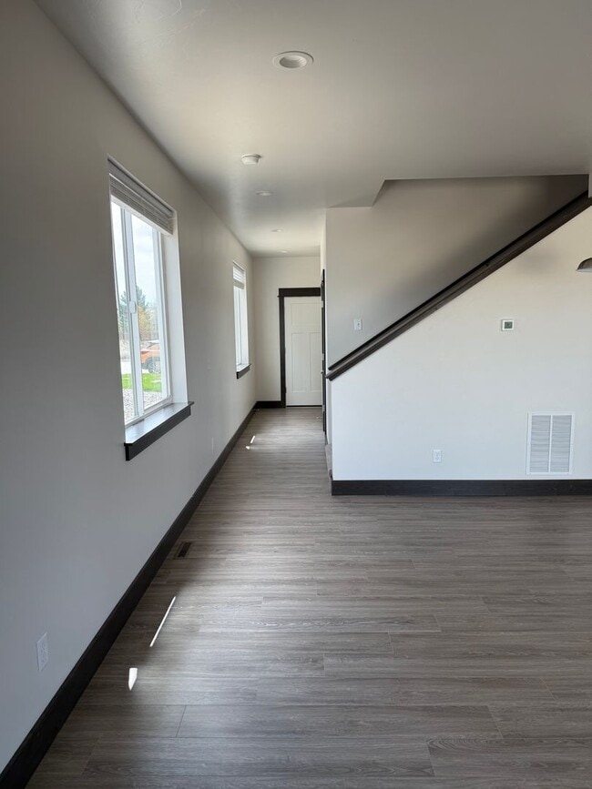 Building Photo - 3 Bed 2.5 Bath with double attached garage in Belgrade