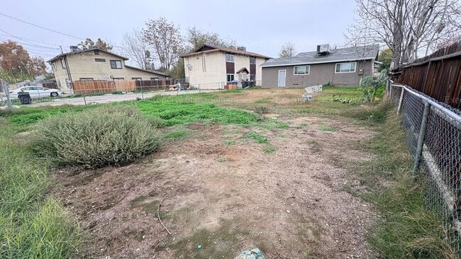 Building Photo - 2 bedroom 1 bathroom house located off the main street Oildale Dr.