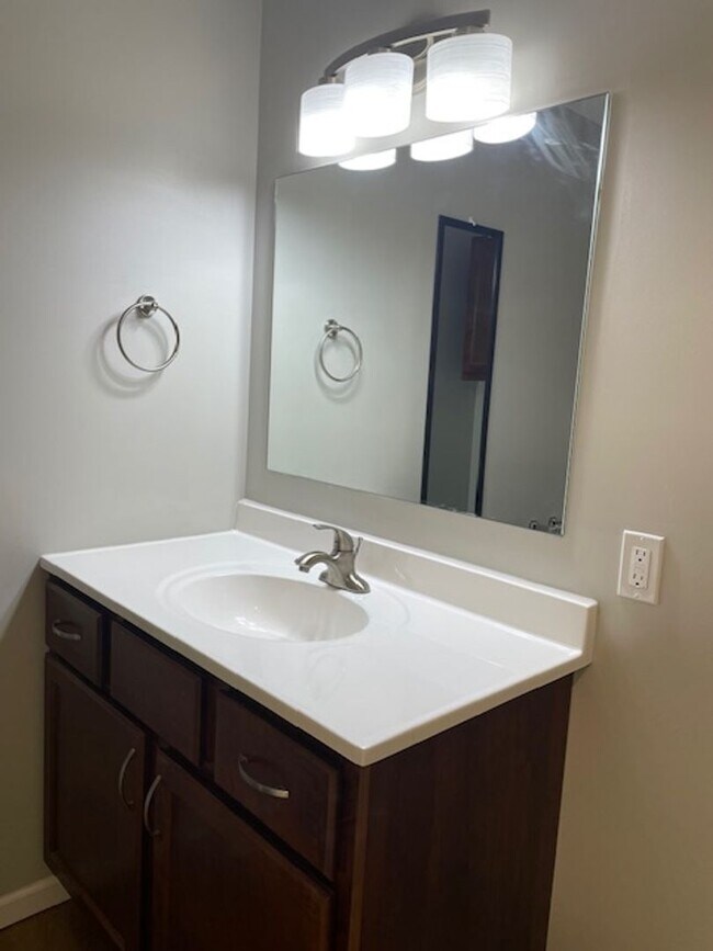 Building Photo - 208 Tyler St