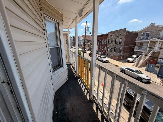 Building Photo - 133 W 20th St