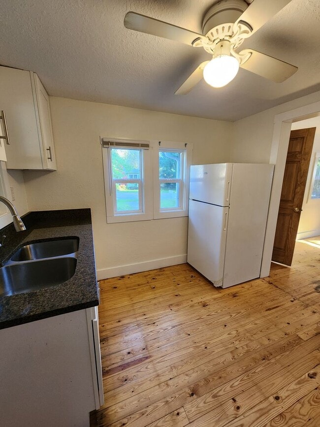 Building Photo - Charming Cottage-Black Mountain