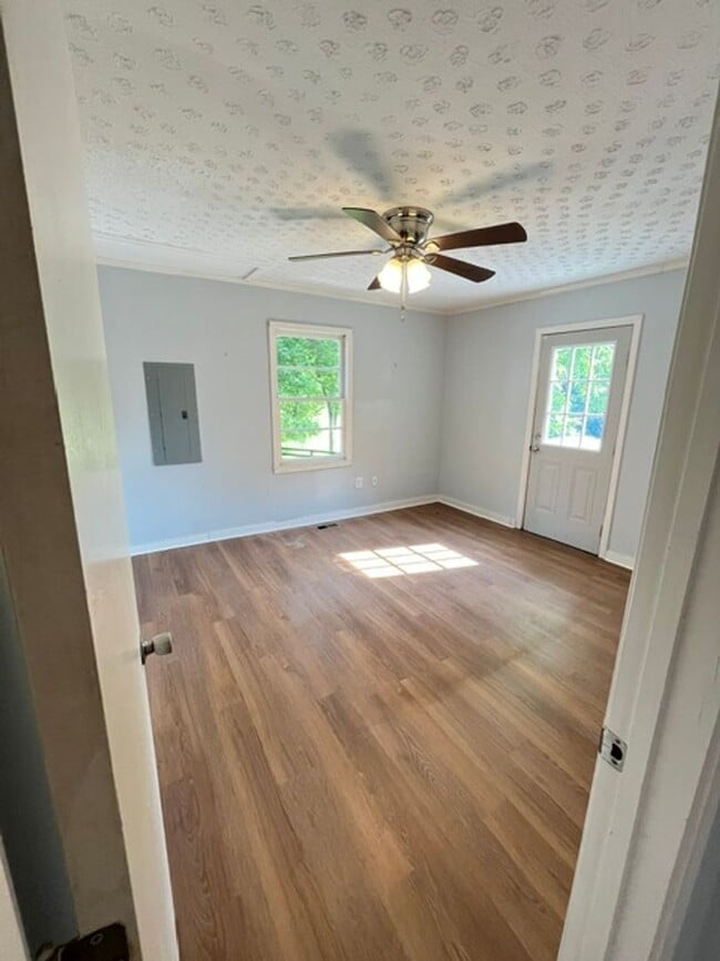 Building Photo - Welcome to your next home!