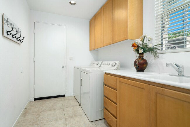 Building Photo - 727 Arrowhead Dr