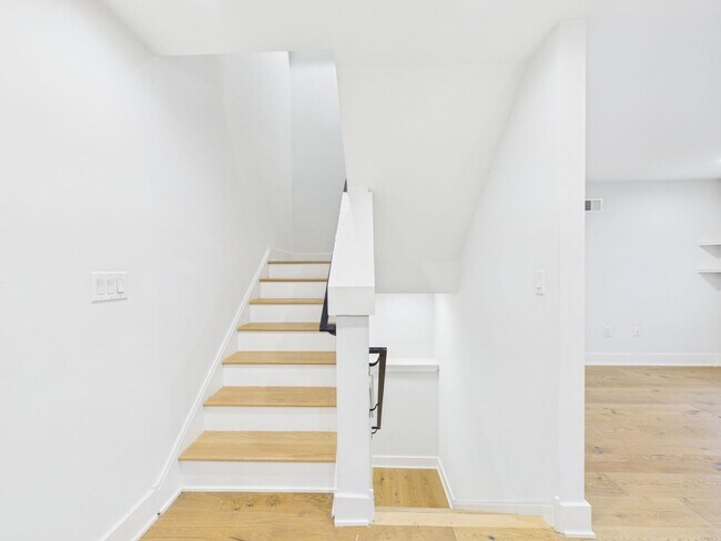 Building Photo - 212 Bainbridge St