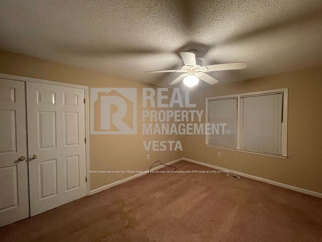 Building Photo - 402 Steeplechase-