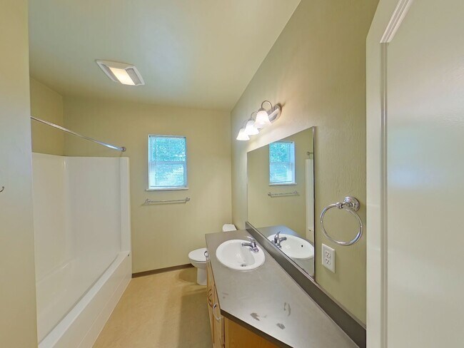 Building Photo - 1991 Oak St