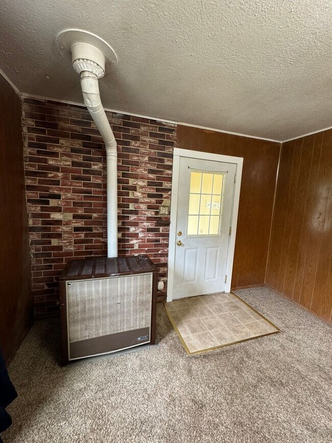 Building Photo - 3 bed 1 bath house with large yard/garden area