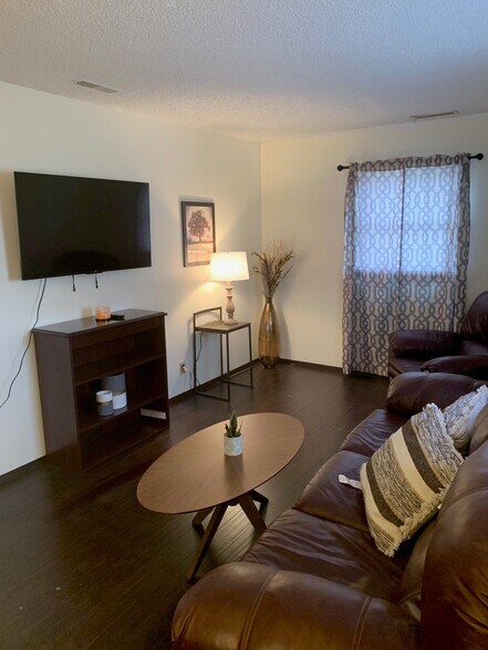 Building Photo - 617 4th St