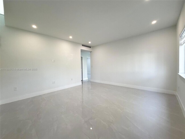 Building Photo - 927 SW 18th Ave