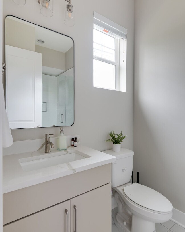 Building Photo - 1405 Napoleon St