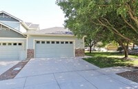 Building Photo - Immaculate Single-Level Townhouse