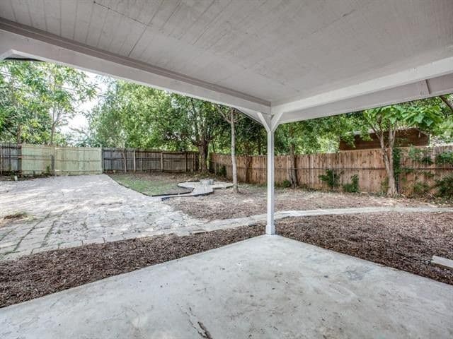 Covered patio - 301 NW Wintercrest Rd