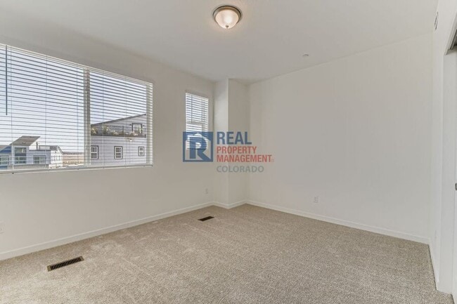 Building Photo - 1747 Peak Lp