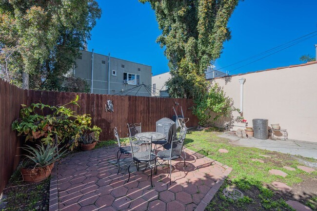 Building Photo - 1429 S Curson Ave