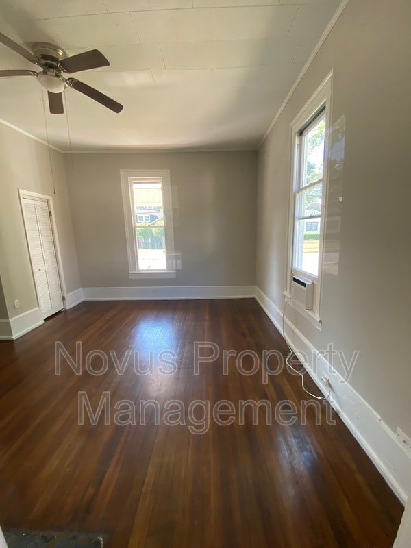 Building Photo - 302 Cedar St