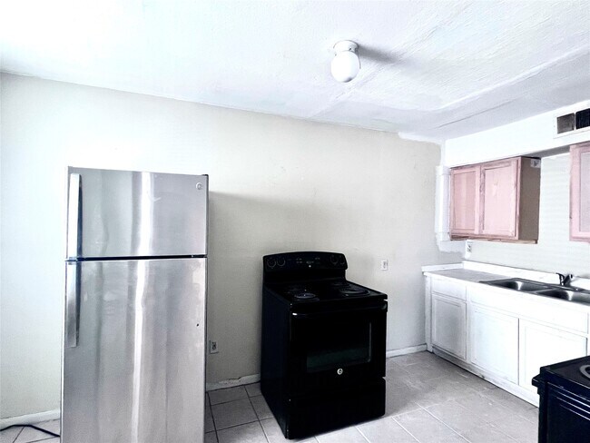 Building Photo - 6802 Sayers St