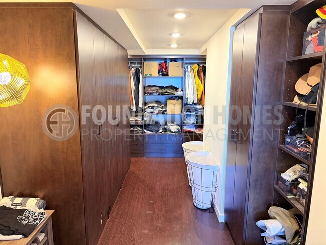 Building Photo - Stunning Home located at the end of a cul-...