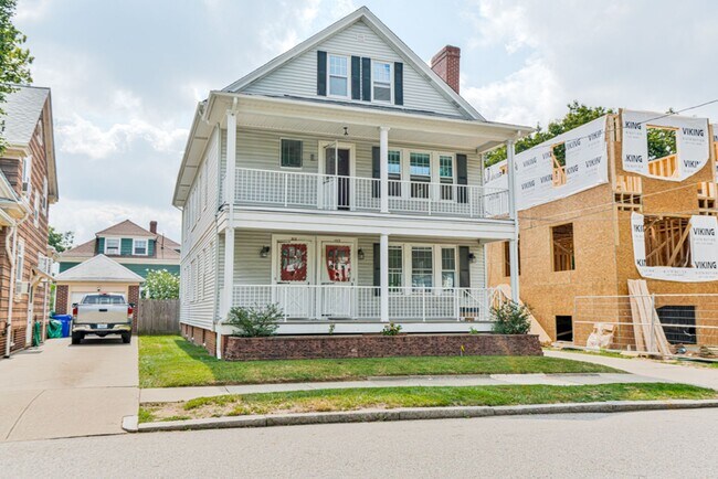 Building Photo - 4 Bed Gorgeous Unit Near PC / Elmhurst (Available 6/1/2026)