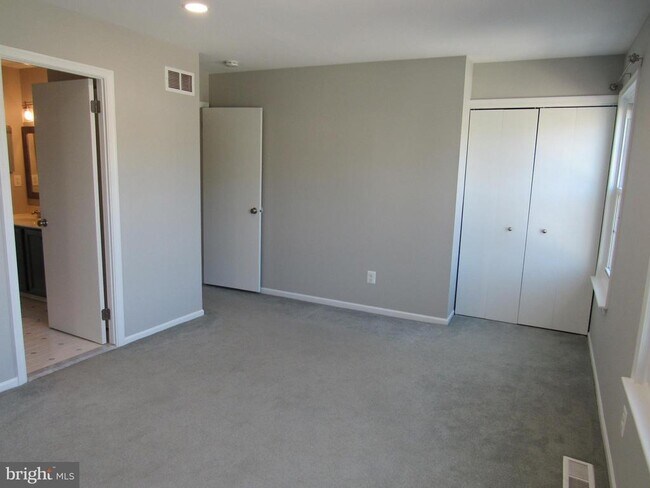 Building Photo - 716 Sandalwood Ln