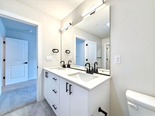 Building Photo - Charming 3-Bedroom Townhome with Modern Am...