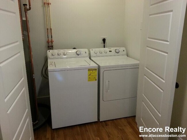 Building Photo - 84 Linden St