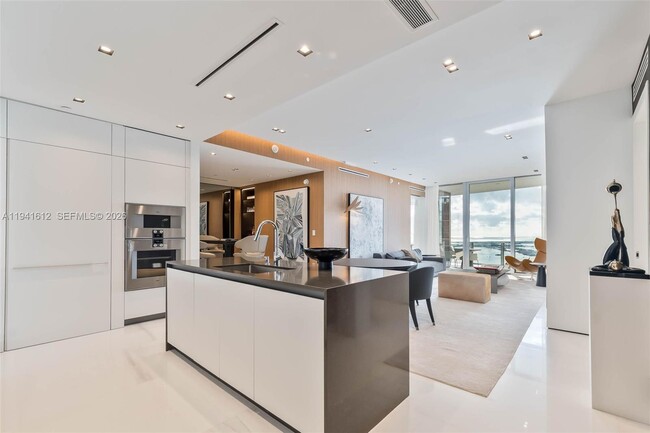 Building Photo - 300 Biscayne Blvd Way