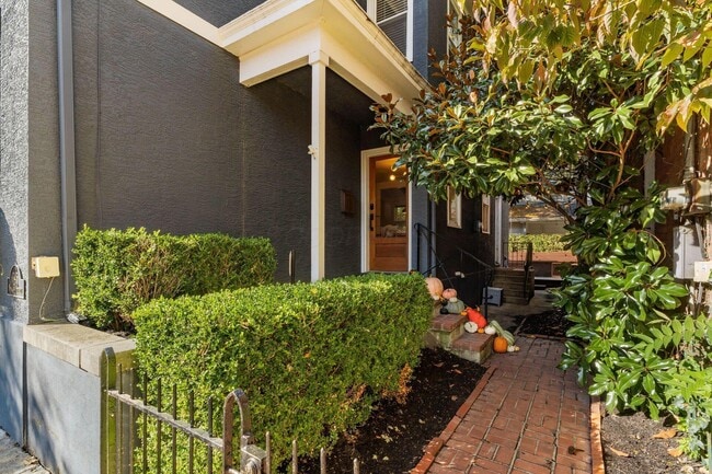 Building Photo - 745 Mohawk St