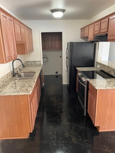 Kitchen - 213 San Angelo Ave