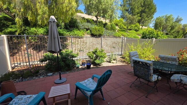 Building Photo - GORGEOUS TOWNHOME IN THE HEART OF SOUTH TEMECULA!