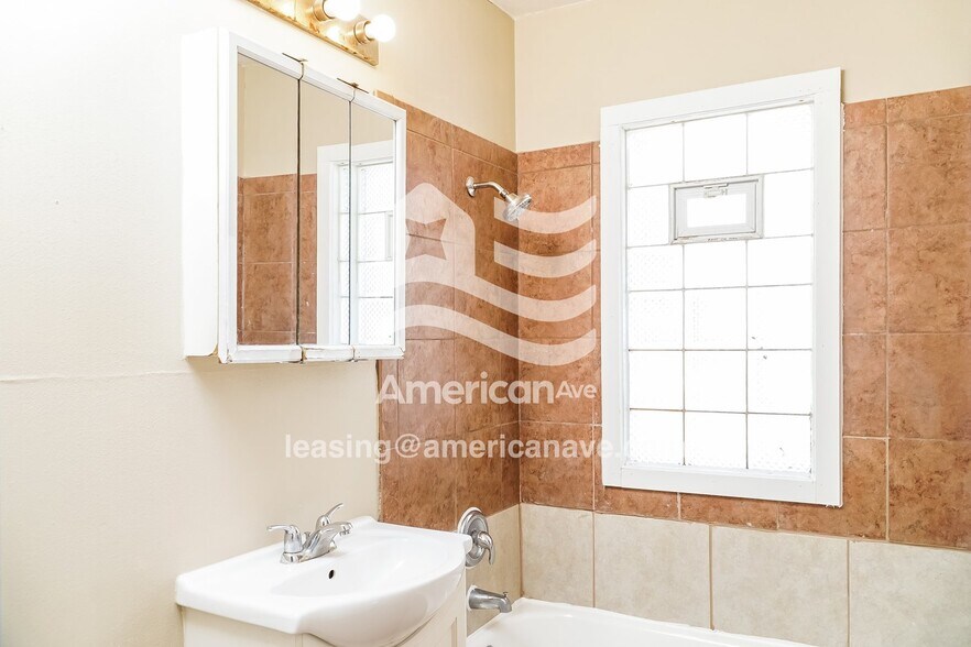 Building Photo - 4037#4101 Lower West Fairmount Avenue, 53209; #730423 - 730423