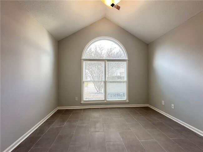 Building Photo - 510 Heathgate Dr SW