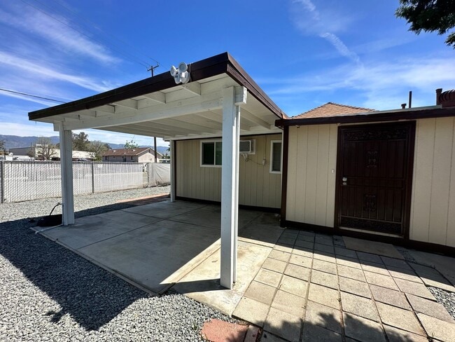 Building Photo - Updated Corner Lot Home – 2bd/2ba