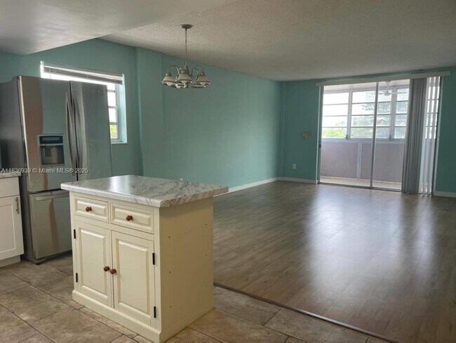 Building Photo - 16410 Miami Dr