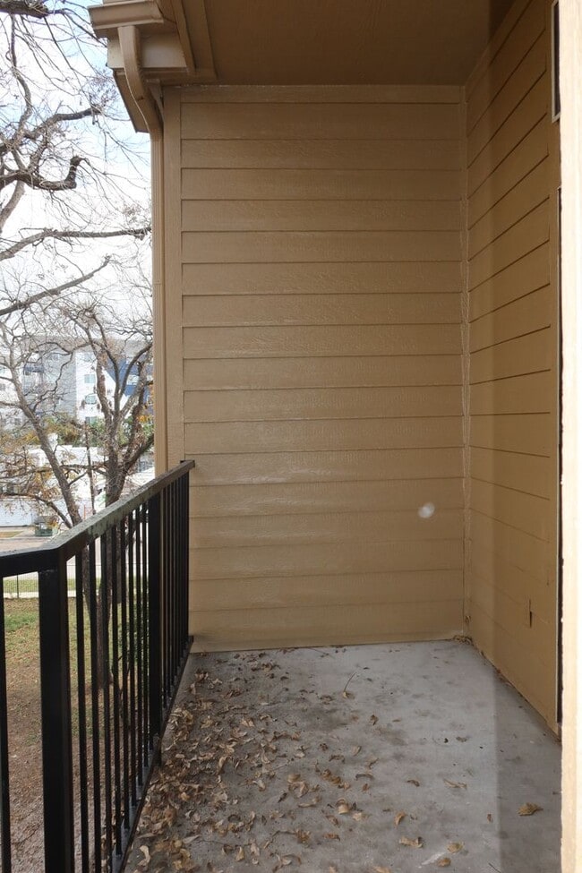 Building Photo - Wesdgewood West Campus - 1BD / !BA - 10 Ft Ceilings - Nodern Appliances - Gated - W/D -  $1000