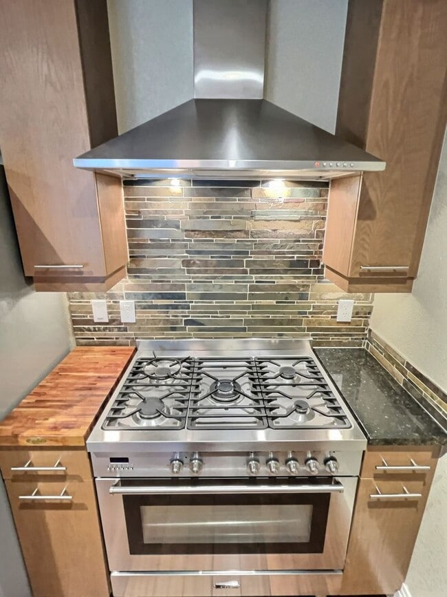 Building Photo - 1 Bedroom Apartment Available In The Heart Of Jefferson Park!