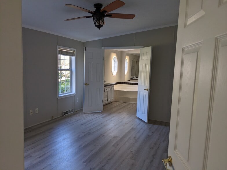 Building Photo - 1401 Harbor House Dr