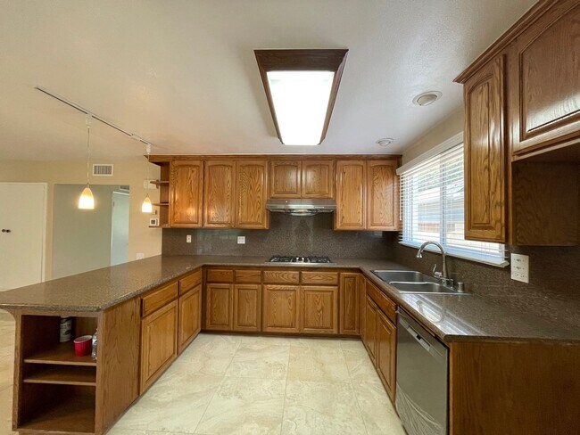 Building Photo - Stunning 4+2 West Hills Home Completely Redone!