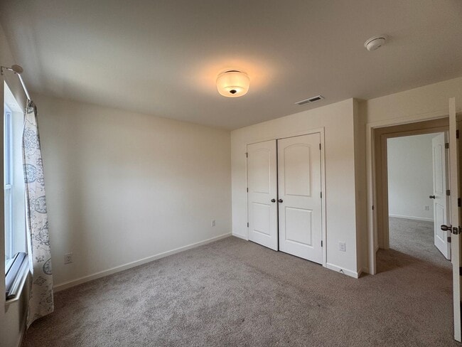 Building Photo - 4BR 2.5Bath Beauty in High Point