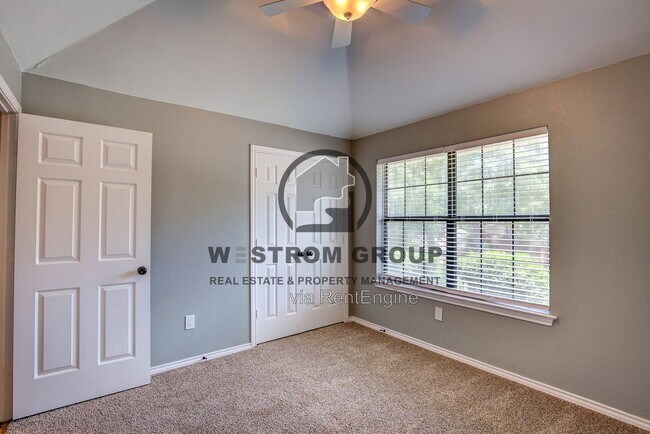 Building Photo - 3914 Meadow Dr