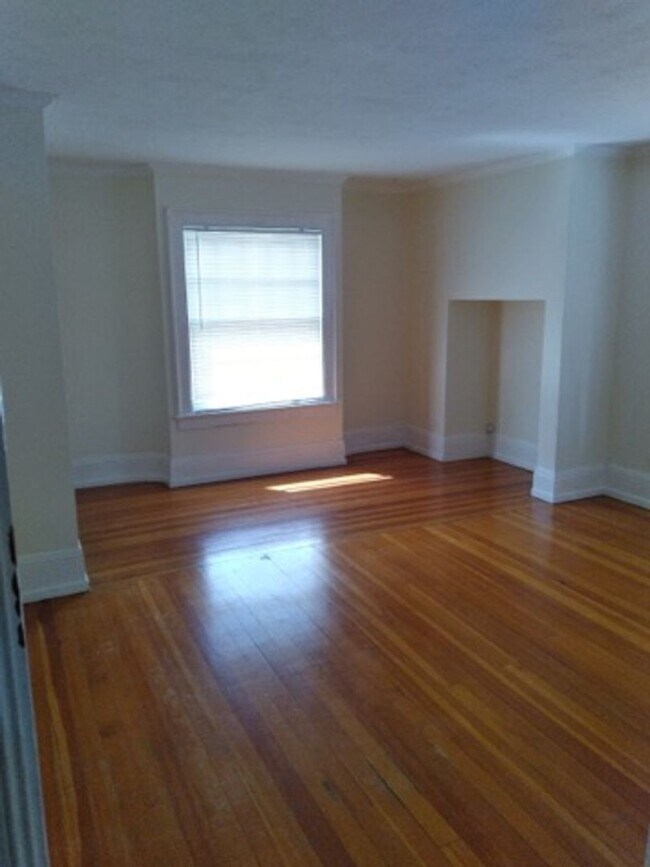 Building Photo - Gorgeous 2 bedroom, 1 bath apartment in Shields Mansion in the historic Old North End