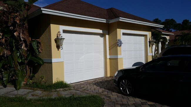 Building Photo - 3073 SW Savona Blvd