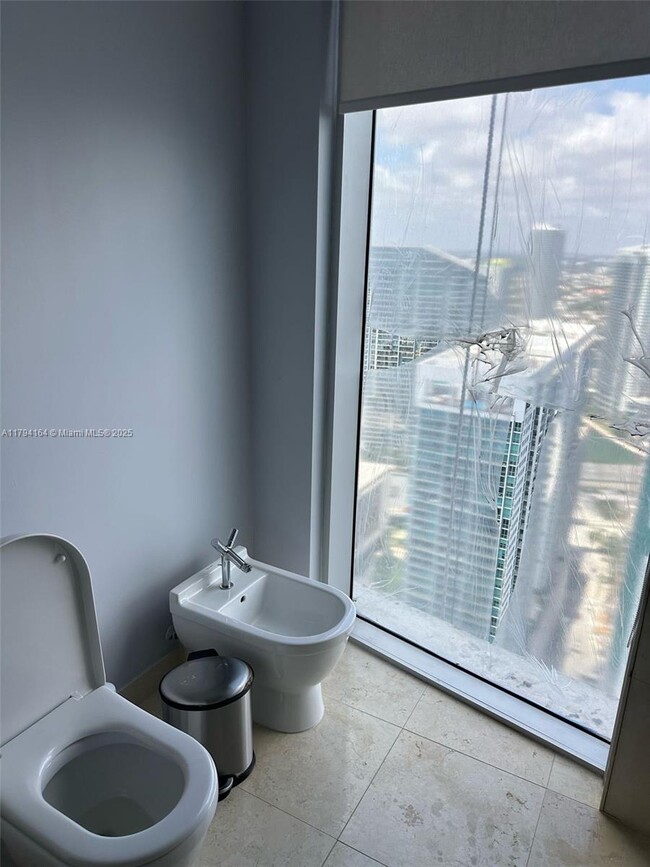 Building Photo - 495 Brickell Ave
